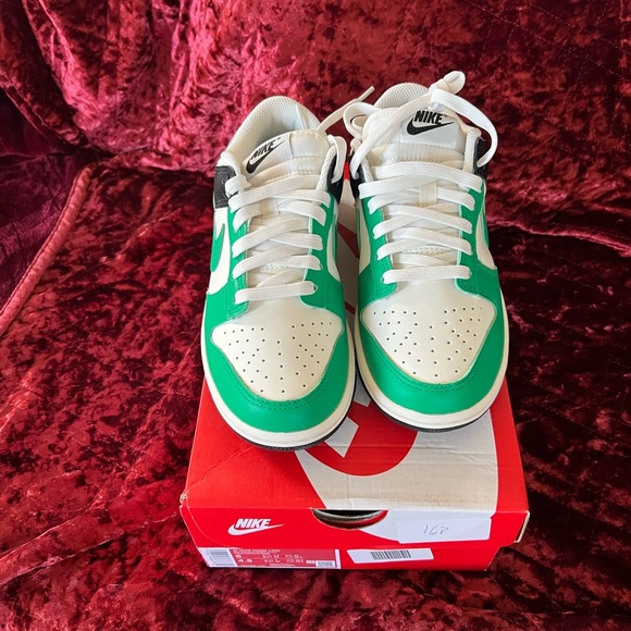 Nike Classic Green and White Dunk low Shoes.  Size 6 - Picture 1 of 6